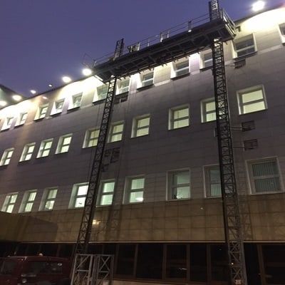 Передвижной двухмачтовый подъемник