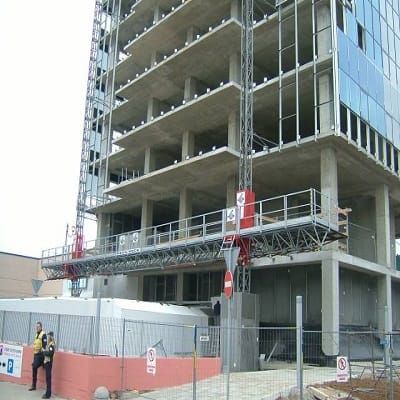 Строительный фасадный двухмачтовый подъемник